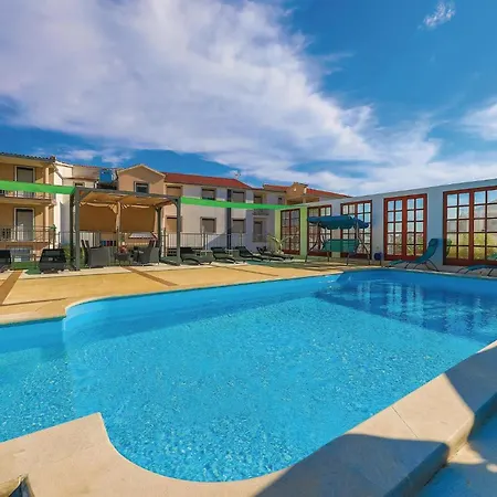 Apartmán One-bedroom In Okrug Gornji *