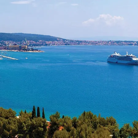 Apartment One-bedroom In Okrug Gornji